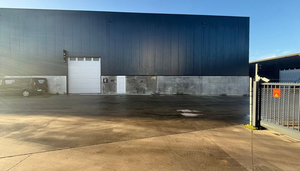 260m&sup2; magazijn met 2 parkeerplaatsen te huur te Wondelgem op de Cassandra Site. 
Deze KMO-loods is strategisch gelegen aan de rand van Gent, vlot bereikbare via de R4 en makkelijke bereikbaar met vrachtwagen. 
De loods heeft een vrije hoogte van 8,2 mete