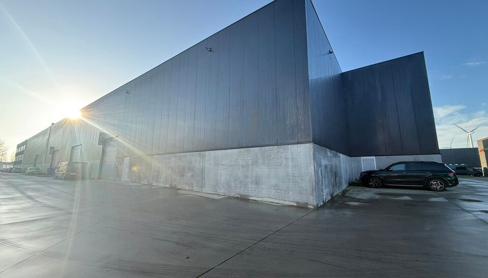 260m&sup2; magazijn met 2 parkeerplaatsen te huur te Wondelgem op de Cassandra Site. 
Deze KMO-loods is strategisch gelegen aan de rand van Gent, vlot bereikbare via de R4 en makkelijke bereikbaar met vrachtwagen. 
De loods heeft een vrije hoogte van 8,2 mete