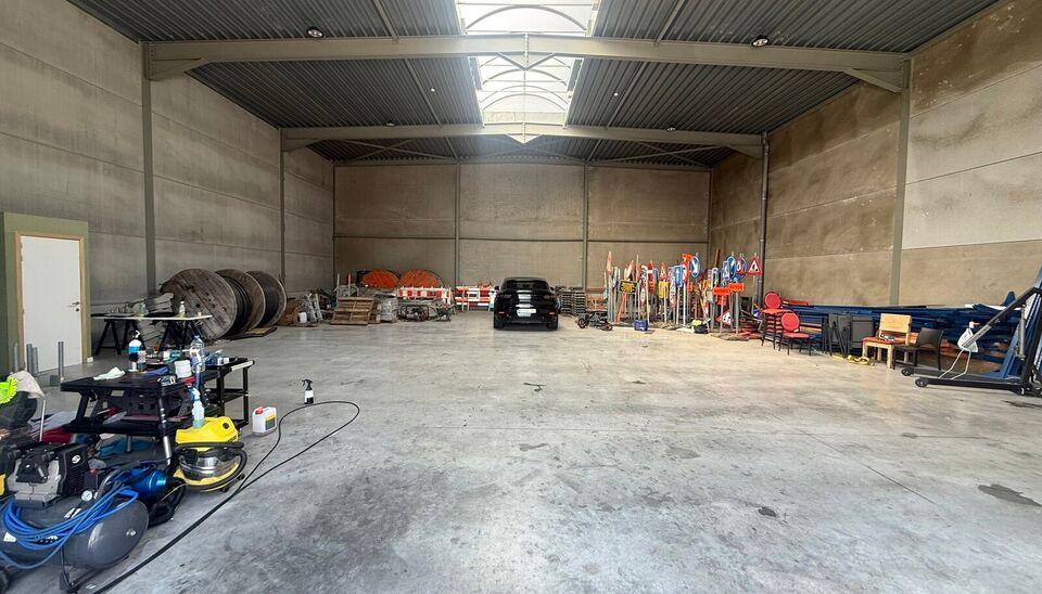 361m&sup2; magazijn met 3 parkeerplaatsen voor het gebouw te huur gelegen op een uitstekende locatie naast de R4. Het magazijn kan gebruikt worden als opslagruimte en/of atelierruimte.
Het ge&iuml;soleerd magazijn is opgebouwd uit een staalstructuur met betonpane