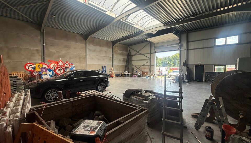 361m&sup2; magazijn met 3 parkeerplaatsen voor het gebouw te huur gelegen op een uitstekende locatie naast de R4. Het magazijn kan gebruikt worden als opslagruimte en/of atelierruimte.
Het ge&iuml;soleerd magazijn is opgebouwd uit een staalstructuur met betonpane