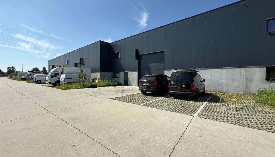 361m&sup2; magazijn met 3 parkeerplaatsen voor het gebouw te huur gelegen op een uitstekende locatie naast de R4. Het magazijn kan gebruikt worden als opslagruimte en/of atelierruimte.
Het ge&iuml;soleerd magazijn is opgebouwd uit een staalstructuur met betonpane