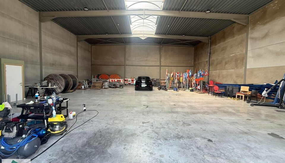 361m&sup2; magazijn met 3 parkeerplaatsen voor het gebouw te huur gelegen op een uitstekende locatie naast de R4. Het magazijn kan gebruikt worden als opslagruimte en/of atelierruimte.
Het ge&iuml;soleerd magazijn is opgebouwd uit een staalstructuur met betonpane