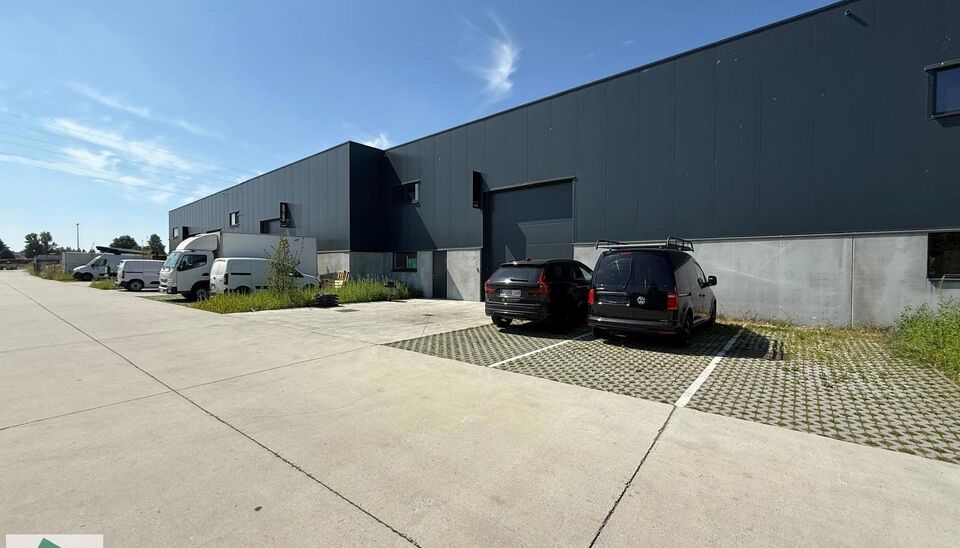 361m&sup2; magazijn met 3 parkeerplaatsen voor het gebouw te huur gelegen op een uitstekende locatie naast de R4. Het magazijn kan gebruikt worden als opslagruimte en/of atelierruimte.
Het ge&iuml;soleerd magazijn is opgebouwd uit een staalstructuur met betonpane