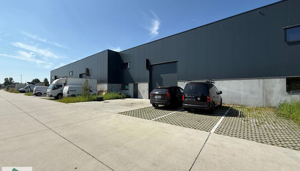361m&sup2; magazijn met 3 parkeerplaatsen voor het gebouw te huur gelegen op een uitstekende locatie naast de R4. Het magazijn kan gebruikt worden als opslagruimte en/of atelierruimte.
Het ge&iuml;soleerd magazijn is opgebouwd uit een staalstructuur met betonpane