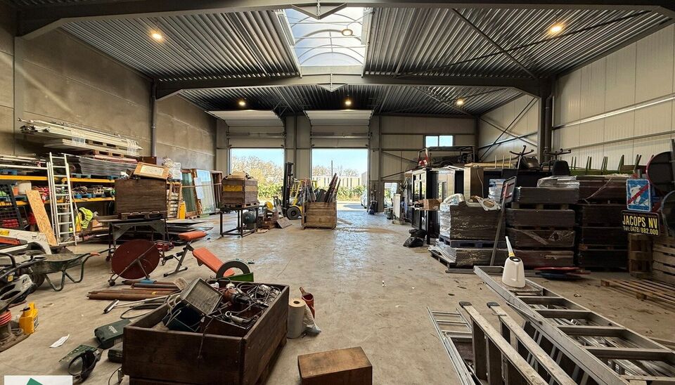 Dit magazijn heeft een oppervlakte van 436m&sup2; en heeft 2 parkeerplaatsen voor het gebouw. Het is gelegen op een uitstekende locatie naast de R4 en kan gebruikt worden als opslagruimte en/of atelierruimte.
Het ge&iuml;soleerd magazijn is opgebouwd uit een staa