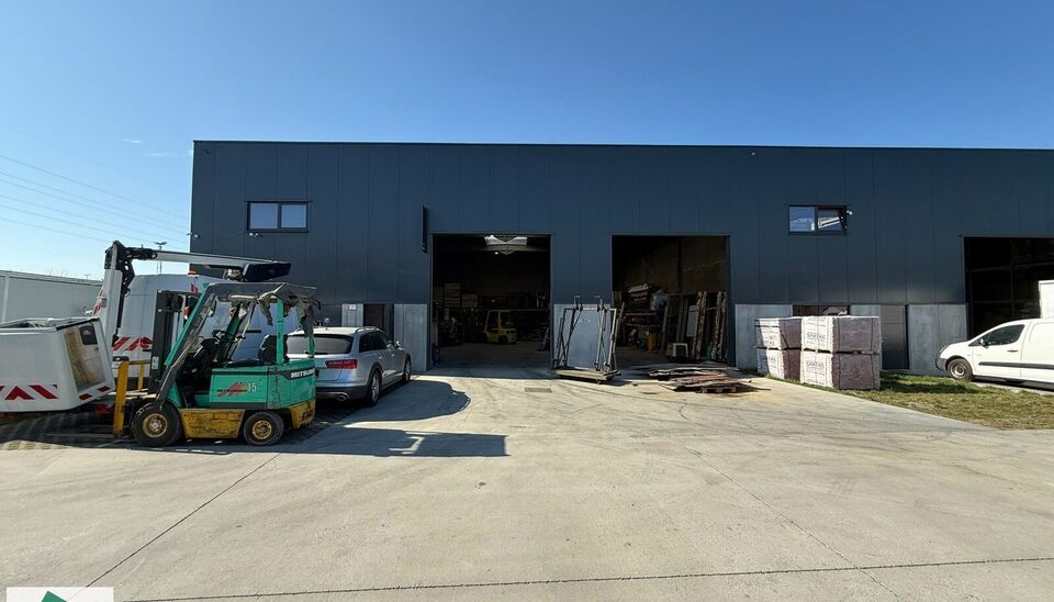 Dit magazijn heeft een oppervlakte van 436m&sup2; en heeft 2 parkeerplaatsen voor het gebouw. Het is gelegen op een uitstekende locatie naast de R4 en kan gebruikt worden als opslagruimte en/of atelierruimte.
Het ge&iuml;soleerd magazijn is opgebouwd uit een staa