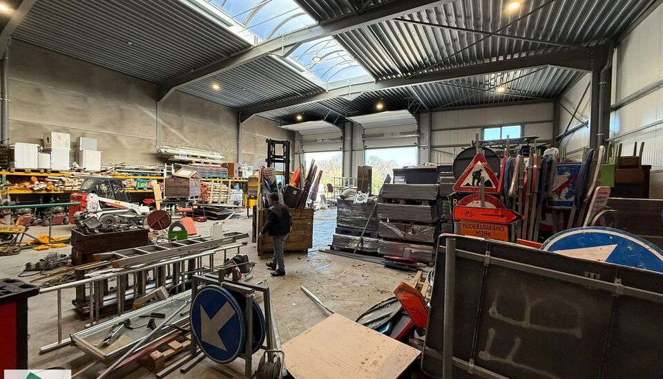 Dit magazijn heeft een oppervlakte van 436m&sup2; en heeft 2 parkeerplaatsen voor het gebouw. Het is gelegen op een uitstekende locatie naast de R4 en kan gebruikt worden als opslagruimte en/of atelierruimte.
Het ge&iuml;soleerd magazijn is opgebouwd uit een staa
