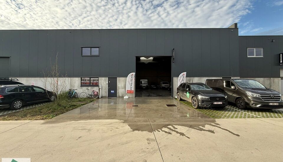 369m&sup2; magazijn met 2 parkeerplaatsen voor het gebouw en 3 parkeerplaatsen aan het begin van de Industrieweg (mogelijkheid voor bijkomende publiciteit) te huur gelegen op een uitstekende locatie naast de R4. Het magazijn kan gebruikt worden als opslagruim