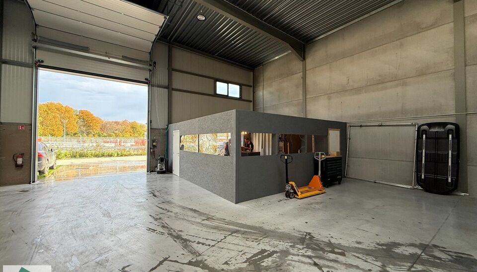 369m&sup2; magazijn met 2 parkeerplaatsen voor het gebouw en 3 parkeerplaatsen aan het begin van de Industrieweg (mogelijkheid voor bijkomende publiciteit) te huur gelegen op een uitstekende locatie naast de R4. Het magazijn kan gebruikt worden als opslagruim