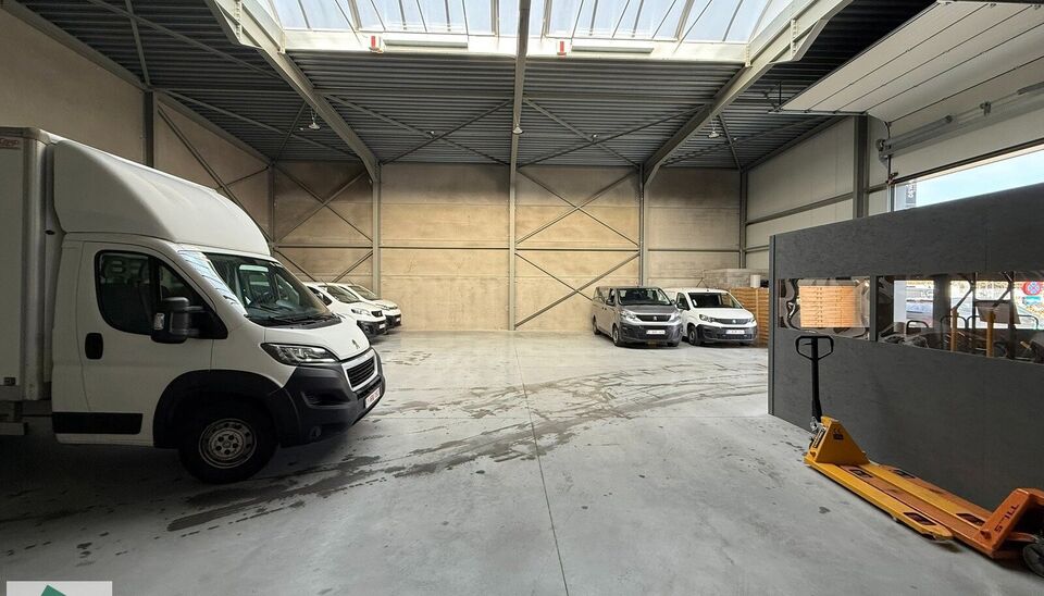 369m&sup2; magazijn met 2 parkeerplaatsen voor het gebouw en 3 parkeerplaatsen aan het begin van de Industrieweg (mogelijkheid voor bijkomende publiciteit) te huur gelegen op een uitstekende locatie naast de R4. Het magazijn kan gebruikt worden als opslagruim
