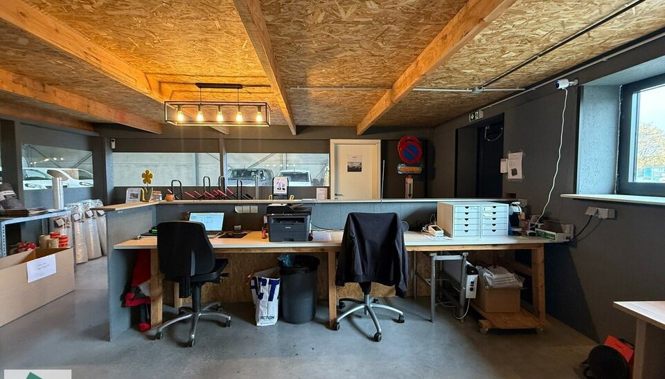 369m&sup2; magazijn met 2 parkeerplaatsen voor het gebouw en 3 parkeerplaatsen aan het begin van de Industrieweg (mogelijkheid voor bijkomende publiciteit) te huur gelegen op een uitstekende locatie naast de R4. Het magazijn kan gebruikt worden als opslagruim