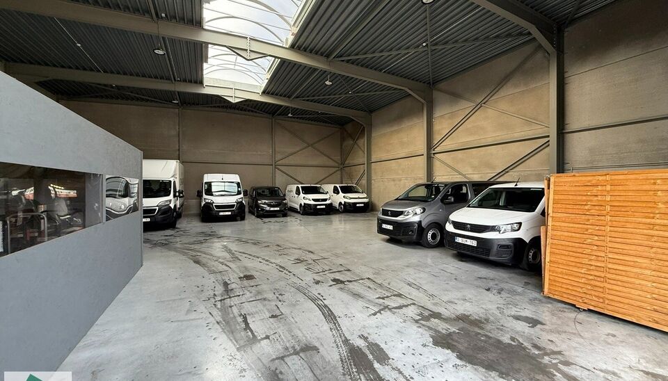369m&sup2; magazijn met 2 parkeerplaatsen voor het gebouw en 3 parkeerplaatsen aan het begin van de Industrieweg (mogelijkheid voor bijkomende publiciteit) te huur gelegen op een uitstekende locatie naast de R4. Het magazijn kan gebruikt worden als opslagruim