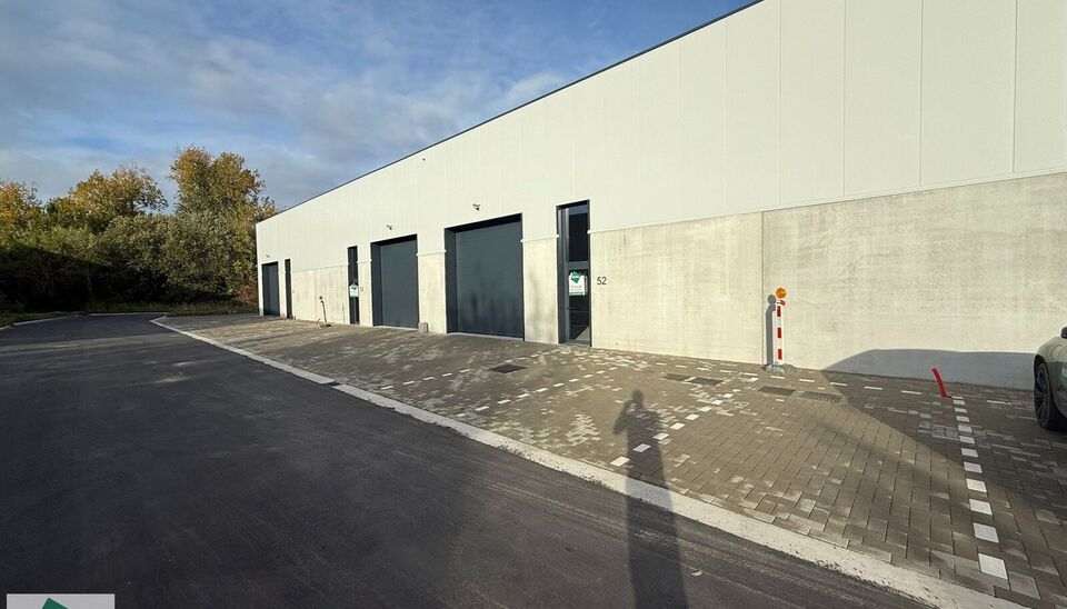 216m&sup2; magazijn te huur met 2 parkeerplaatsen op strategisch ligging ten zuiden van Brussel/Halle en ten noorden van Saintes/Tubize, met uitstekende bereikbaarheid via de E429 en de Ring van Brussel.

De loods heeft een vrije hoogte van 6 meter en is gebo