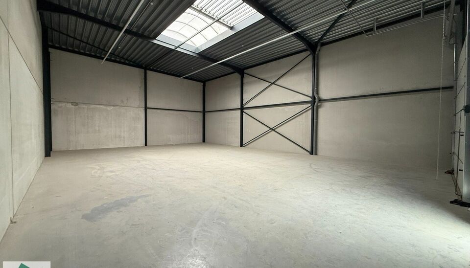 216m&sup2; magazijn te huur met 2 parkeerplaatsen op strategisch ligging ten zuiden van Brussel/Halle en ten noorden van Saintes/Tubize, met uitstekende bereikbaarheid via de E429 en de Ring van Brussel.

De loods heeft een vrije hoogte van 6 meter en is gebo