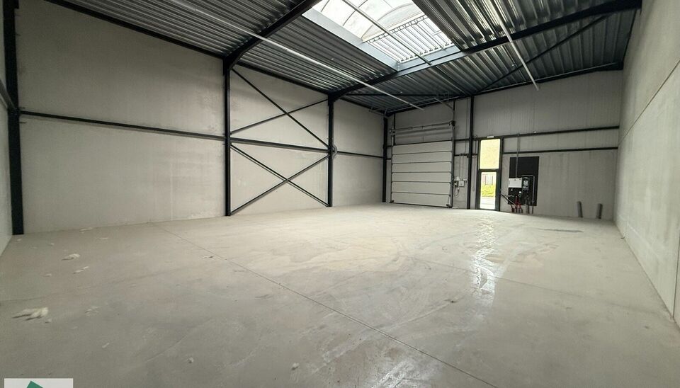 216m&sup2; magazijn te huur met 2 parkeerplaatsen op strategisch ligging ten zuiden van Brussel/Halle en ten noorden van Saintes/Tubize, met uitstekende bereikbaarheid via de E429 en de Ring van Brussel.

De loods heeft een vrije hoogte van 6 meter en is gebo