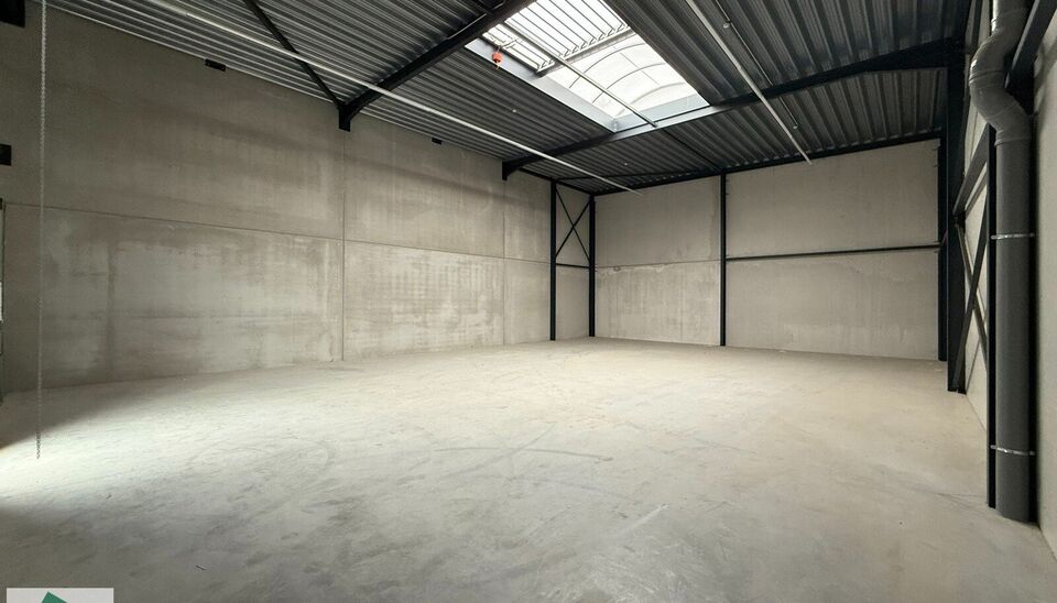 216m&sup2; magazijn te huur met 2 parkeerplaatsen op strategisch ligging ten zuiden van Brussel/Halle en ten noorden van Saintes/Tubize, met uitstekende bereikbaarheid via de E429 en de Ring van Brussel.

De loods heeft een vrije hoogte van 6 meter en is gebo