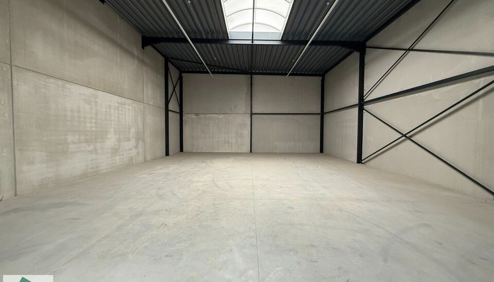 216m&sup2; magazijn te huur met 2 parkeerplaatsen op strategisch ligging ten zuiden van Brussel/Halle en ten noorden van Saintes/Tubize, met uitstekende bereikbaarheid via de E429 en de Ring van Brussel.

De loods heeft een vrije hoogte van 6 meter en is gebo