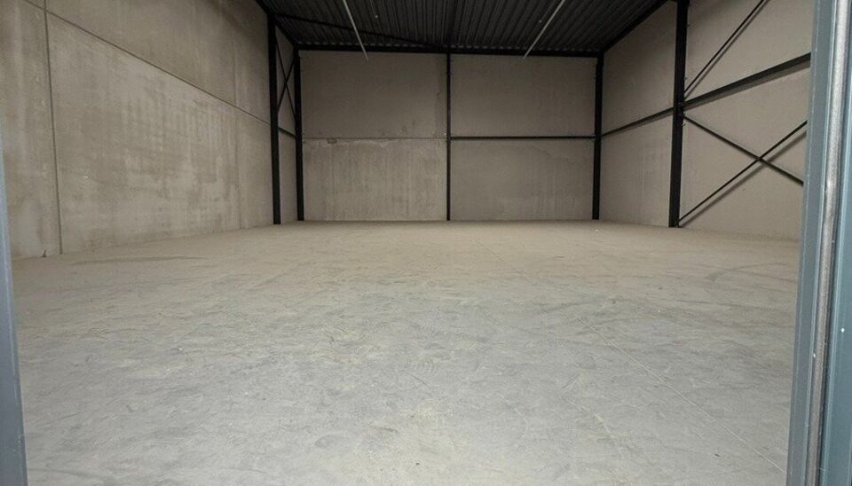 216m&sup2; magazijn te huur met 2 parkeerplaatsen op strategisch ligging ten zuiden van Brussel/Halle en ten noorden van Saintes/Tubize, met uitstekende bereikbaarheid via de E429 en de Ring van Brussel.

De loods heeft een vrije hoogte van 6 meter en is gebo