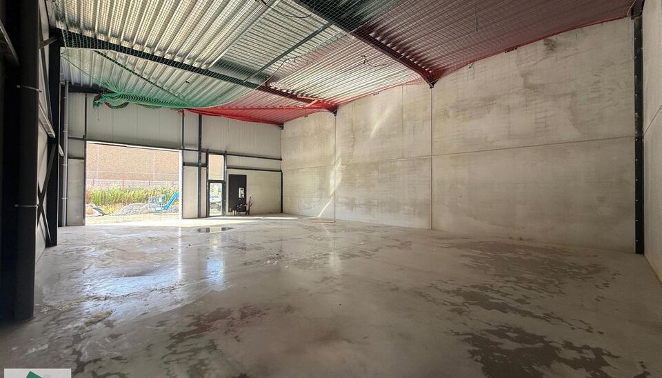 216m&sup2; magazijn te huur met 2 parkeerplaatsen op strategisch ligging ten zuiden van Brussel/Halle en ten noorden van Saintes/Tubize, met uitstekende bereikbaarheid via de E429 en de Ring van Brussel.

De loods heeft een vrije hoogte van 6 meter en is gebo