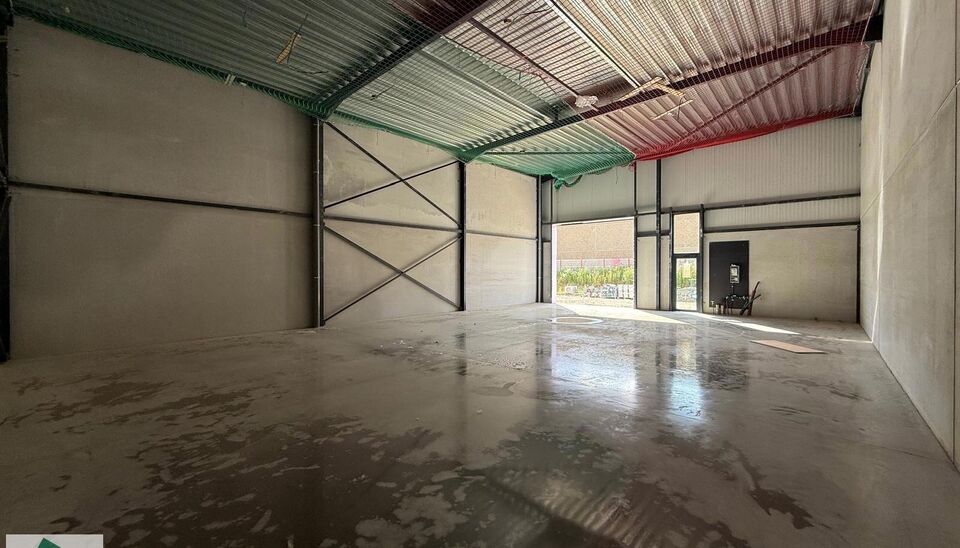 216m&sup2; magazijn te huur met 2 parkeerplaatsen op strategisch ligging ten zuiden van Brussel/Halle en ten noorden van Saintes/Tubize, met uitstekende bereikbaarheid via de E429 en de Ring van Brussel.

De loods heeft een vrije hoogte van 6 meter en is gebo