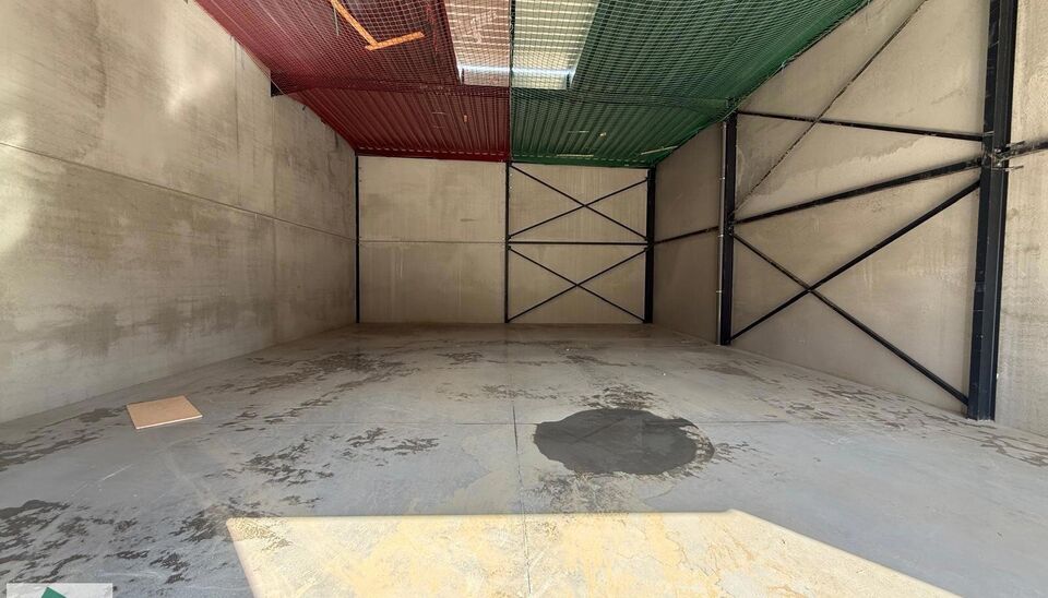 216m&sup2; magazijn te huur met 2 parkeerplaatsen op strategisch ligging ten zuiden van Brussel/Halle en ten noorden van Saintes/Tubize, met uitstekende bereikbaarheid via de E429 en de Ring van Brussel.

De loods heeft een vrije hoogte van 6 meter en is gebo