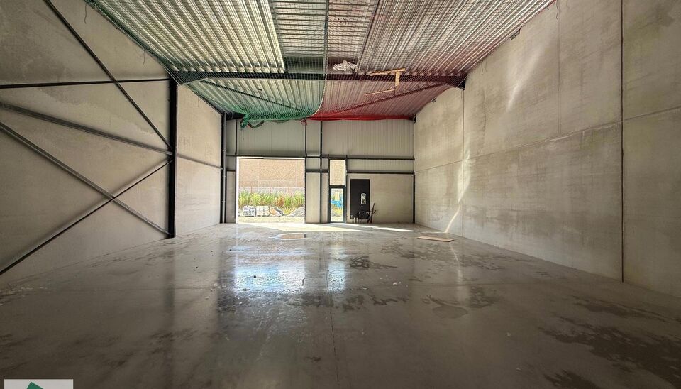 216m&sup2; magazijn te huur met 2 parkeerplaatsen op strategisch ligging ten zuiden van Brussel/Halle en ten noorden van Saintes/Tubize, met uitstekende bereikbaarheid via de E429 en de Ring van Brussel.

De loods heeft een vrije hoogte van 6 meter en is gebo