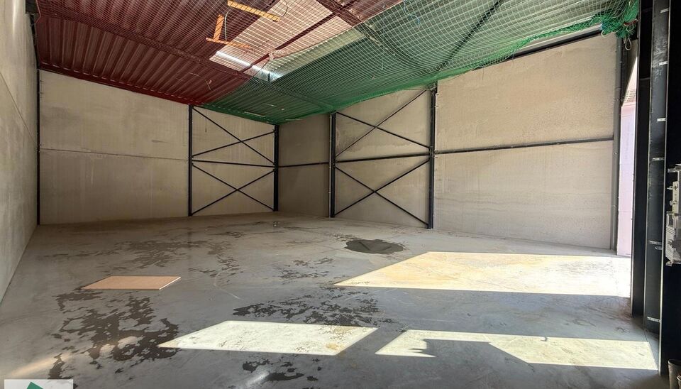216m&sup2; magazijn te huur met 2 parkeerplaatsen op strategisch ligging ten zuiden van Brussel/Halle en ten noorden van Saintes/Tubize, met uitstekende bereikbaarheid via de E429 en de Ring van Brussel.

De loods heeft een vrije hoogte van 6 meter en is gebo