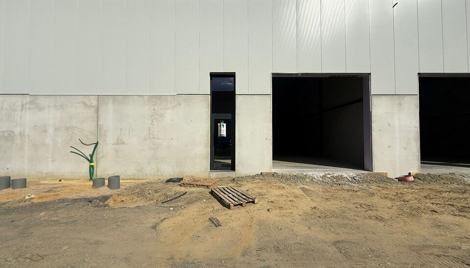 216m&sup2; magazijn te huur met 2 parkeerplaatsen op strategisch ligging ten zuiden van Brussel/Halle en ten noorden van Saintes/Tubize, met uitstekende bereikbaarheid via de E429 en de Ring van Brussel.

De loods heeft een vrije hoogte van 6 meter en is gebo