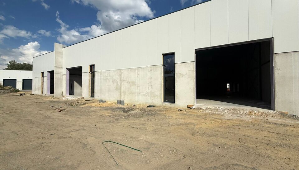 216m&sup2; magazijn te huur met 2 parkeerplaatsen op strategisch ligging ten zuiden van Brussel/Halle en ten noorden van Saintes/Tubize, met uitstekende bereikbaarheid via de E429 en de Ring van Brussel.

De loods heeft een vrije hoogte van 6 meter en is gebo