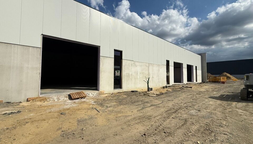 216m&sup2; magazijn te huur met 2 parkeerplaatsen op strategisch ligging ten zuiden van Brussel/Halle en ten noorden van Saintes/Tubize, met uitstekende bereikbaarheid via de E429 en de Ring van Brussel.

De loods heeft een vrije hoogte van 6 meter en is gebo