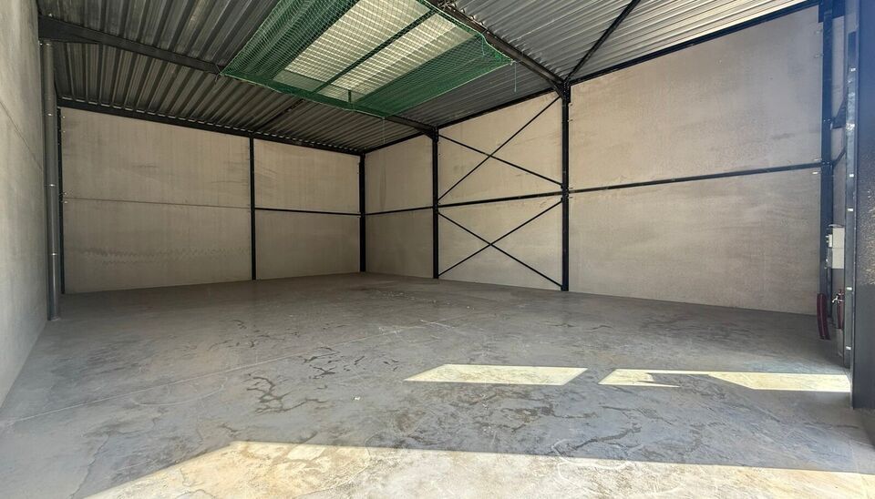 216m&sup2; magazijn te huur met 2 parkeerplaatsen op strategisch ligging ten zuiden van Brussel/Halle en ten noorden van Saintes/Tubize, met uitstekende bereikbaarheid via de E429 en de Ring van Brussel.

De loods heeft een vrije hoogte van 6 meter en is gebo