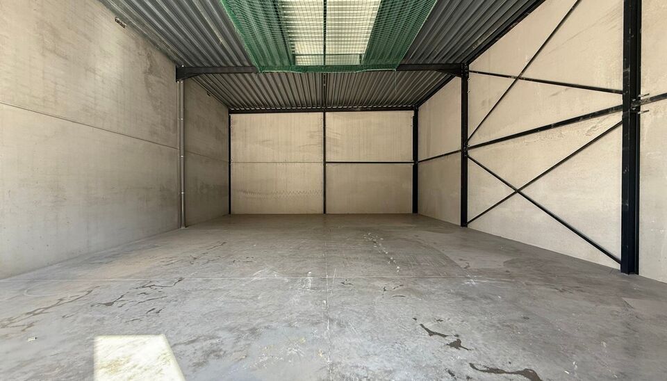 216m&sup2; magazijn te huur met 2 parkeerplaatsen op strategisch ligging ten zuiden van Brussel/Halle en ten noorden van Saintes/Tubize, met uitstekende bereikbaarheid via de E429 en de Ring van Brussel.

De loods heeft een vrije hoogte van 6 meter en is gebo