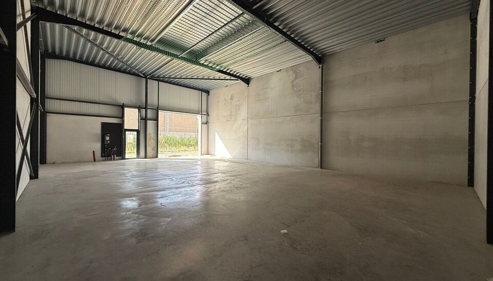 216m&sup2; magazijn te huur met 2 parkeerplaatsen op strategisch ligging ten zuiden van Brussel/Halle en ten noorden van Saintes/Tubize, met uitstekende bereikbaarheid via de E429 en de Ring van Brussel.

De loods heeft een vrije hoogte van 6 meter en is gebo