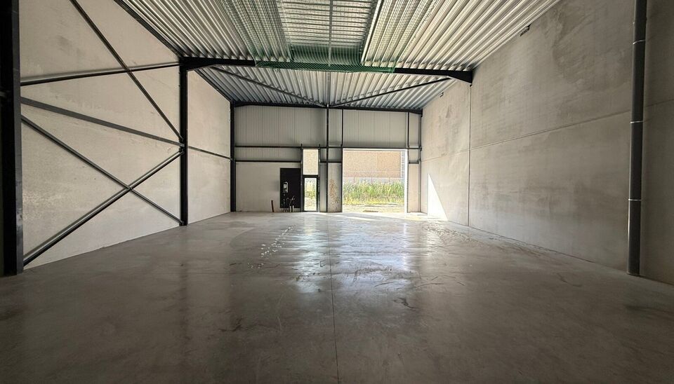 216m&sup2; magazijn te huur met 2 parkeerplaatsen op strategisch ligging ten zuiden van Brussel/Halle en ten noorden van Saintes/Tubize, met uitstekende bereikbaarheid via de E429 en de Ring van Brussel.

De loods heeft een vrije hoogte van 6 meter en is gebo