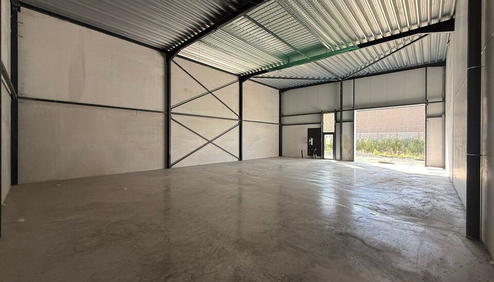 216m&sup2; magazijn te huur met 2 parkeerplaatsen op strategisch ligging ten zuiden van Brussel/Halle en ten noorden van Saintes/Tubize, met uitstekende bereikbaarheid via de E429 en de Ring van Brussel.

De loods heeft een vrije hoogte van 6 meter en is gebo