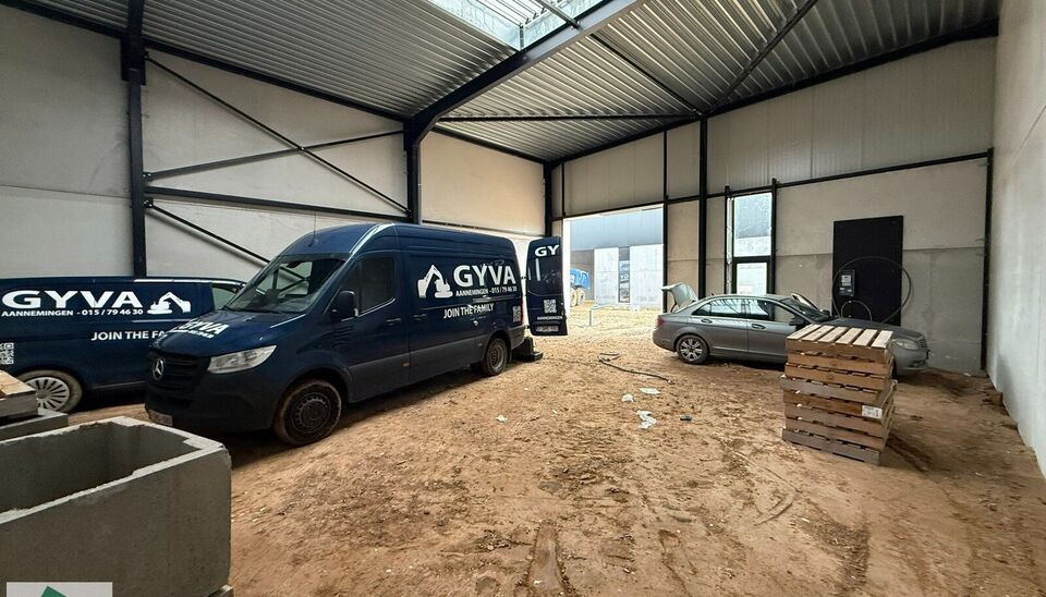 186m² casco magazijn met parking te huur in nieuw bedrijvenpark te Herzele. 
Deze KMO-loods is strategisch gelegen langs de Hoogstraat in Herzele, een vlot bereikbare locatie voor zowel lokale ondernemers als bedrijven die actief zijn in de ruimere regio