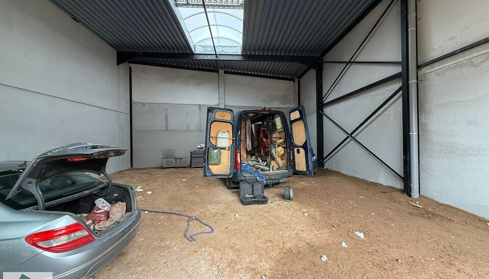 186m² casco magazijn met parking te huur in nieuw bedrijvenpark te Herzele. 
Deze KMO-loods is strategisch gelegen langs de Hoogstraat in Herzele, een vlot bereikbare locatie voor zowel lokale ondernemers als bedrijven die actief zijn in de ruimere regio