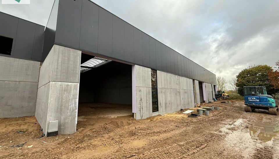323m&sup2; casco magazijn met parking te huur in nieuw bedrijvenpark te Herzele. 
Deze KMO-loods is strategisch gelegen langs de Hoogstraat in Herzele, een vlot bereikbare locatie voor zowel lokale ondernemers als bedrijven die actief zijn in de ruimere regio