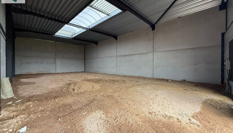 323m&sup2; casco magazijn met parking te huur in nieuw bedrijvenpark te Herzele. 
Deze KMO-loods is strategisch gelegen langs de Hoogstraat in Herzele, een vlot bereikbare locatie voor zowel lokale ondernemers als bedrijven die actief zijn in de ruimere regio