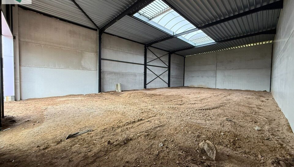 323m&sup2; casco magazijn met parking te huur in nieuw bedrijvenpark te Herzele. 
Deze KMO-loods is strategisch gelegen langs de Hoogstraat in Herzele, een vlot bereikbare locatie voor zowel lokale ondernemers als bedrijven die actief zijn in de ruimere regio