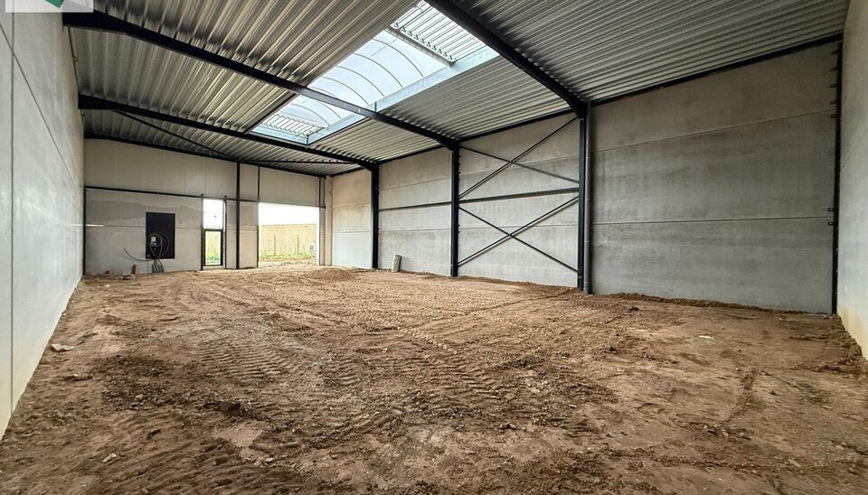 323m&sup2; casco magazijn met parking te huur in nieuw bedrijvenpark te Herzele. 
Deze KMO-loods is strategisch gelegen langs de Hoogstraat in Herzele, een vlot bereikbare locatie voor zowel lokale ondernemers als bedrijven die actief zijn in de ruimere regio
