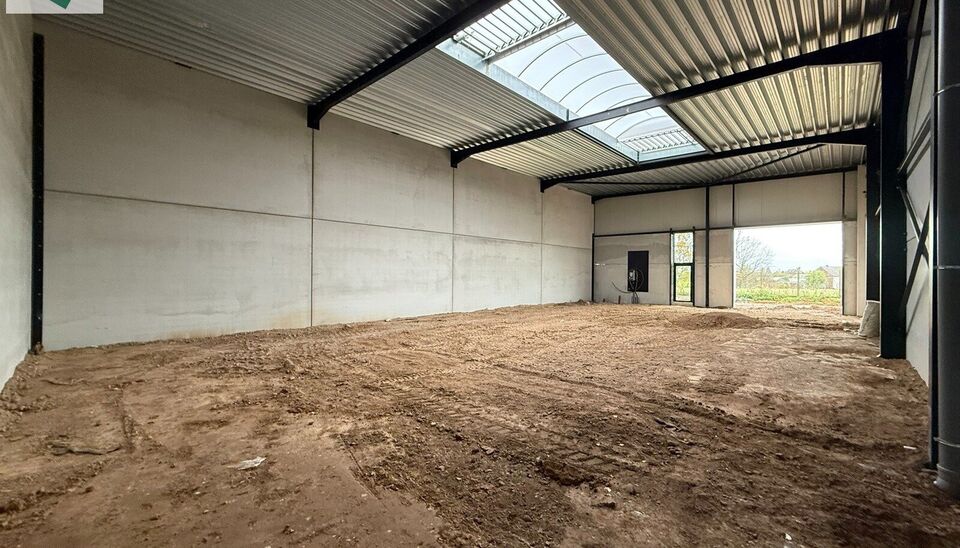 323m&sup2; casco magazijn met parking te huur in nieuw bedrijvenpark te Herzele. 
Deze KMO-loods is strategisch gelegen langs de Hoogstraat in Herzele, een vlot bereikbare locatie voor zowel lokale ondernemers als bedrijven die actief zijn in de ruimere regio