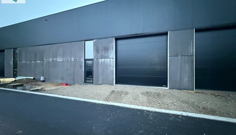 323m&sup2; casco magazijn met parking te huur in nieuw bedrijvenpark te Herzele. 
Deze KMO-loods is strategisch gelegen langs de Hoogstraat in Herzele, een vlot bereikbare locatie voor zowel lokale ondernemers als bedrijven die actief zijn in de ruimere regio