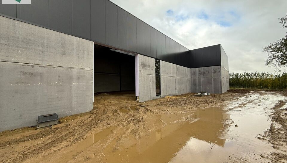 229m&sup2; casco magazijn met parking te huur in nieuw bedrijvenpark te Herzele. 
Deze KMO-loods is strategisch gelegen langs de Hoogstraat in Herzele, een vlot bereikbare locatie voor zowel lokale ondernemers als bedrijven die actief zijn in de ruimere regio