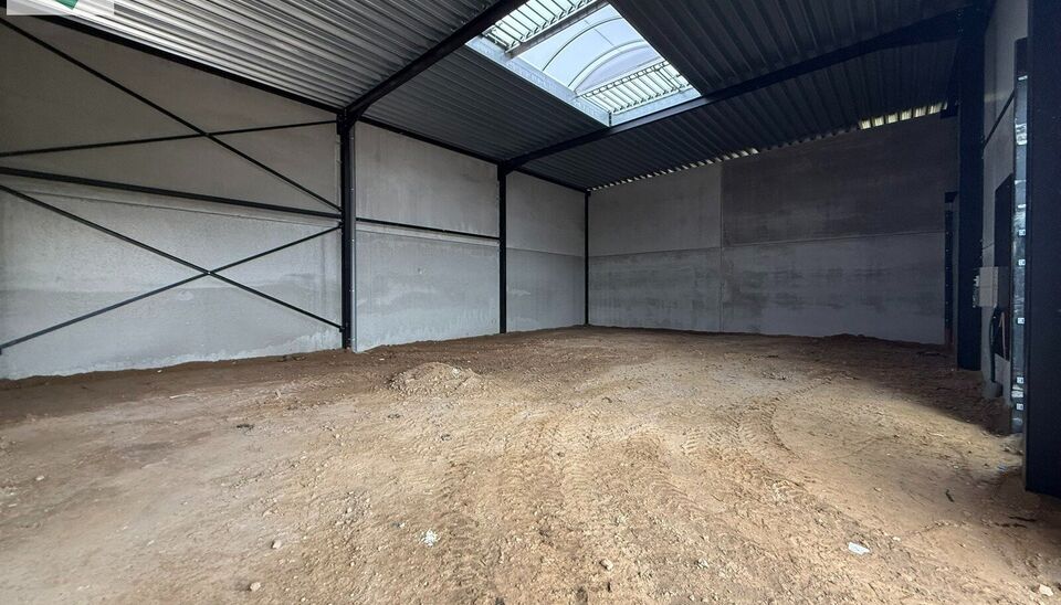229m&sup2; casco magazijn met parking te huur in nieuw bedrijvenpark te Herzele. 
Deze KMO-loods is strategisch gelegen langs de Hoogstraat in Herzele, een vlot bereikbare locatie voor zowel lokale ondernemers als bedrijven die actief zijn in de ruimere regio