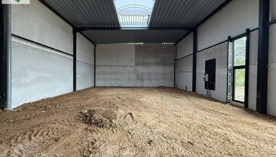 229m&sup2; casco magazijn met parking te huur in nieuw bedrijvenpark te Herzele. 
Deze KMO-loods is strategisch gelegen langs de Hoogstraat in Herzele, een vlot bereikbare locatie voor zowel lokale ondernemers als bedrijven die actief zijn in de ruimere regio