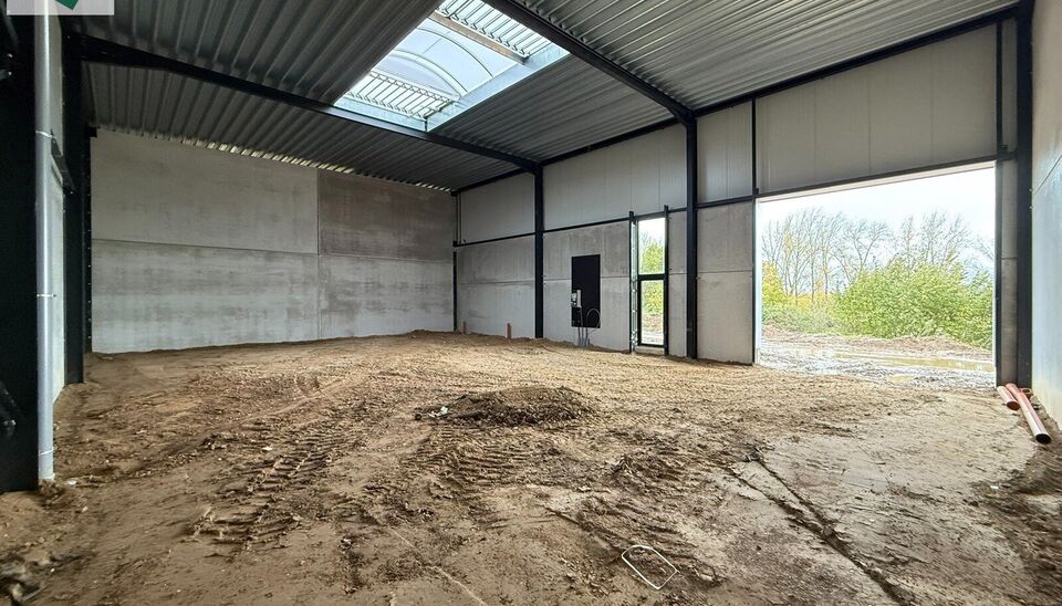 229m&sup2; casco magazijn met parking te huur in nieuw bedrijvenpark te Herzele. 
Deze KMO-loods is strategisch gelegen langs de Hoogstraat in Herzele, een vlot bereikbare locatie voor zowel lokale ondernemers als bedrijven die actief zijn in de ruimere regio