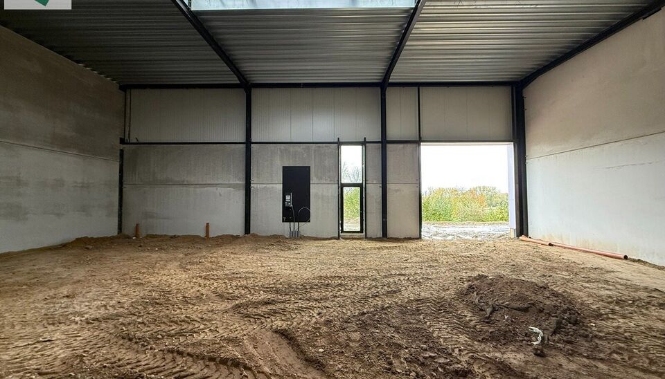 229m&sup2; casco magazijn met parking te huur in nieuw bedrijvenpark te Herzele. 
Deze KMO-loods is strategisch gelegen langs de Hoogstraat in Herzele, een vlot bereikbare locatie voor zowel lokale ondernemers als bedrijven die actief zijn in de ruimere regio