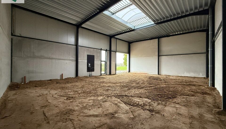 229m&sup2; casco magazijn met parking te huur in nieuw bedrijvenpark te Herzele. 
Deze KMO-loods is strategisch gelegen langs de Hoogstraat in Herzele, een vlot bereikbare locatie voor zowel lokale ondernemers als bedrijven die actief zijn in de ruimere regio