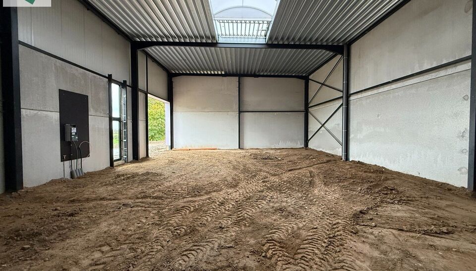 229m&sup2; casco magazijn met parking te huur in nieuw bedrijvenpark te Herzele. 
Deze KMO-loods is strategisch gelegen langs de Hoogstraat in Herzele, een vlot bereikbare locatie voor zowel lokale ondernemers als bedrijven die actief zijn in de ruimere regio